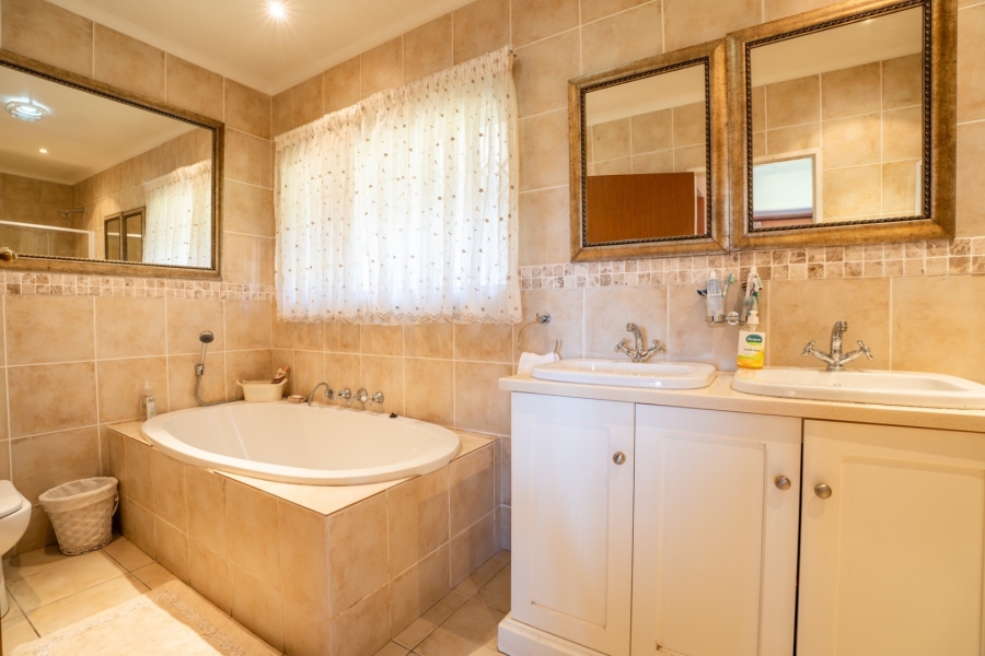 5 Bedroom Property for Sale in Lyndoch Western Cape